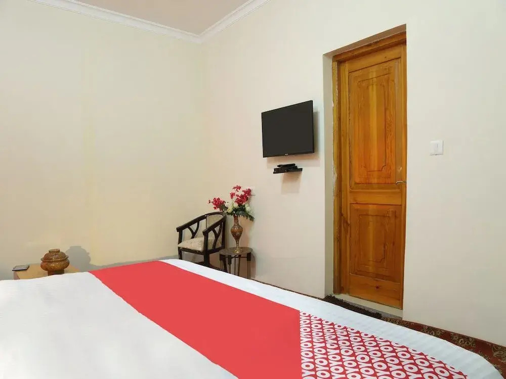 OYO 13223 Hotel Tak