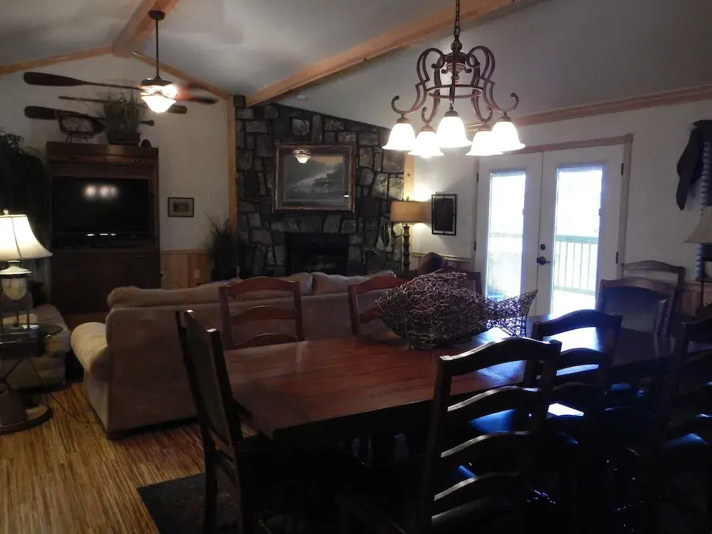 Lake view two bedroom, two bath log-sided cottage with private hot tub overlooking Lake Ouachita. by RedAwning
