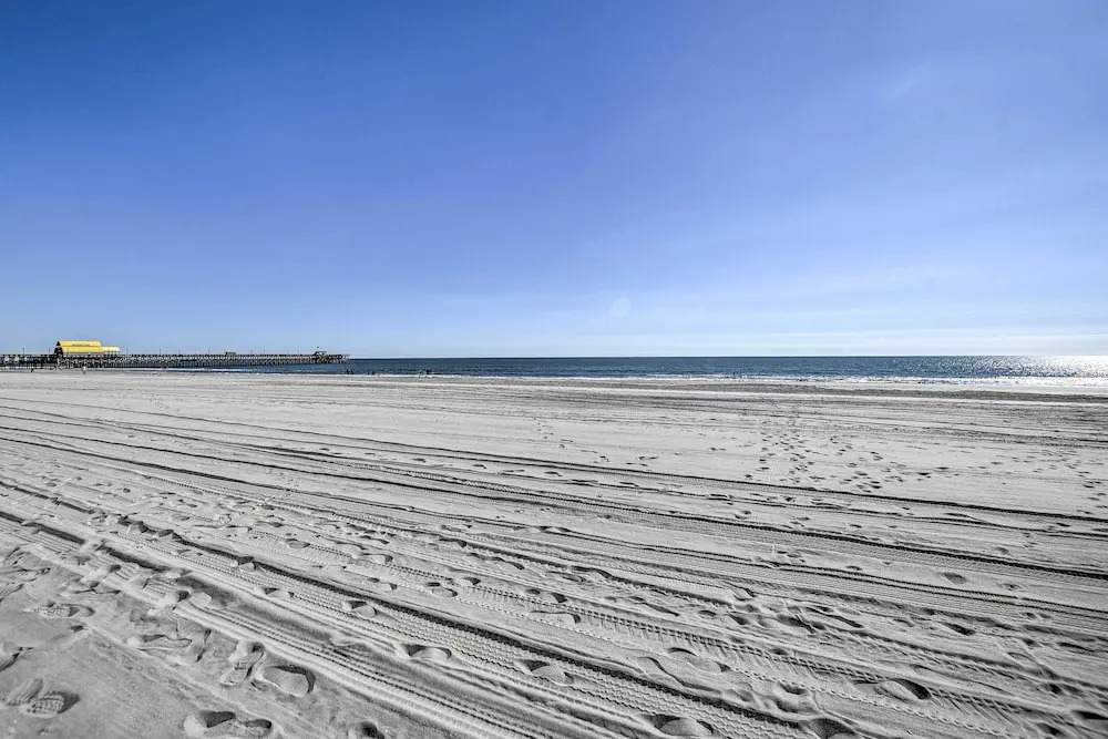 Beachfront Condo w/ Balcony: Walk to Apache Pier