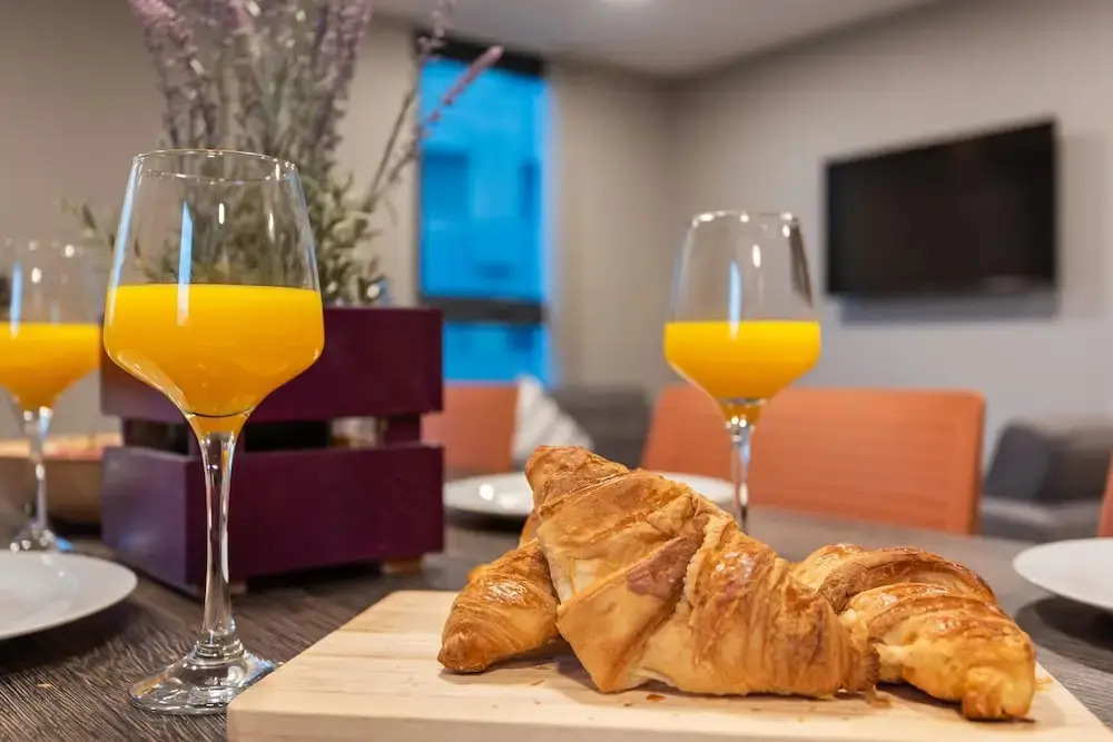 Central Modern Apartment With Fast Wifi Sleeps 6