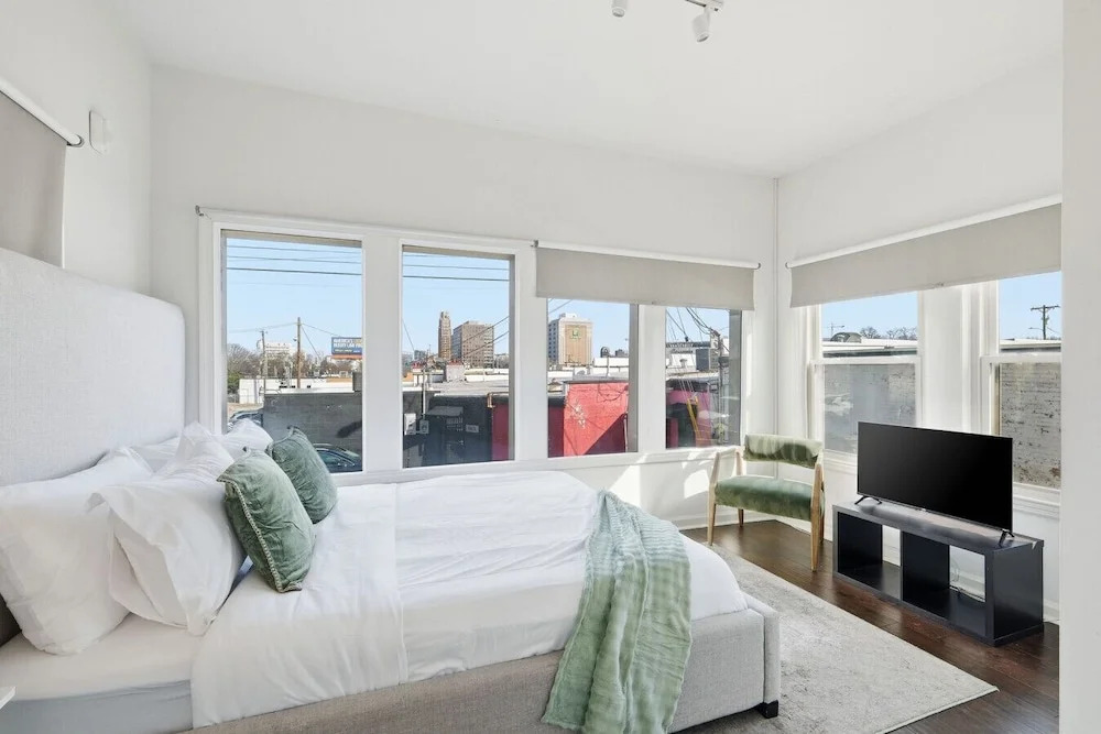 Central 3BR Apt Minutes to Downtown Parking