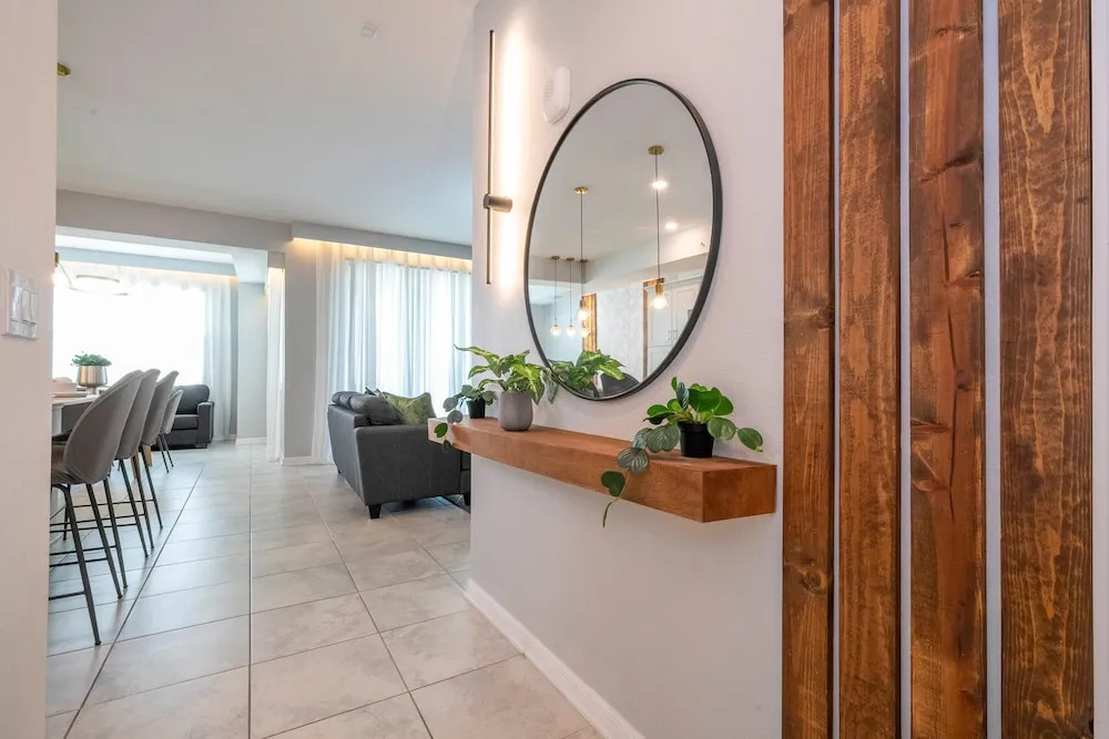 Stylish 2-br Apt Sleeps 7 Near Disney Magic