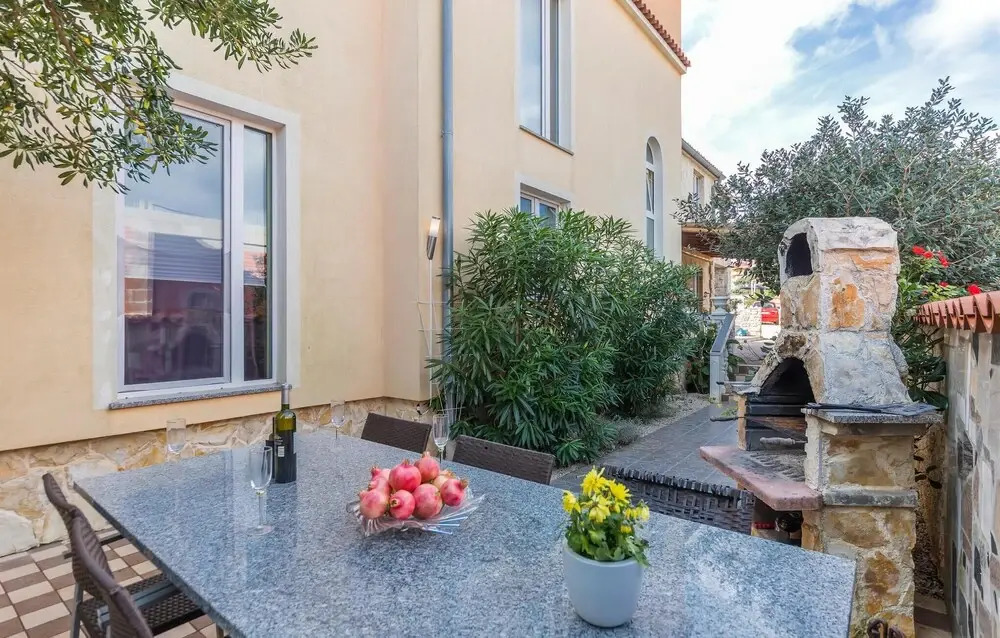 Amazing Apartment in Liznjan With 2 Bedrooms, Wifi and Outdoor Swimming Pool