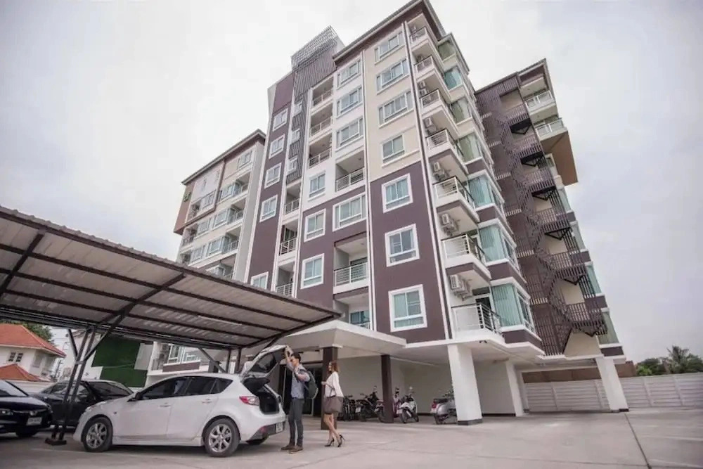 Quiet Condo, Minutes to Everything