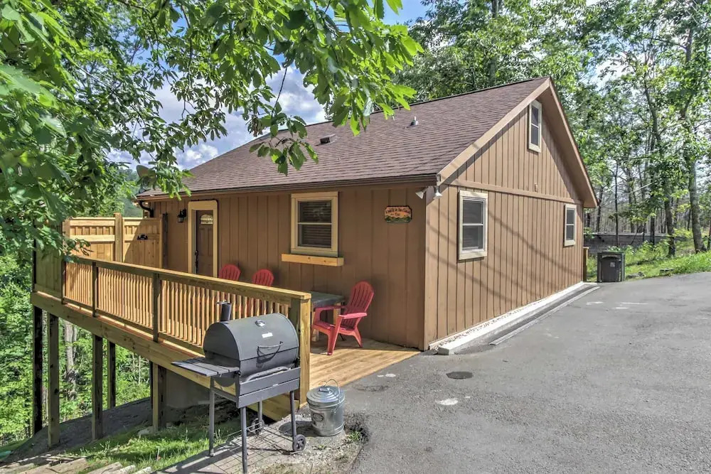 Hot Tub & Loft: Mountain-view Sevierville Cabin