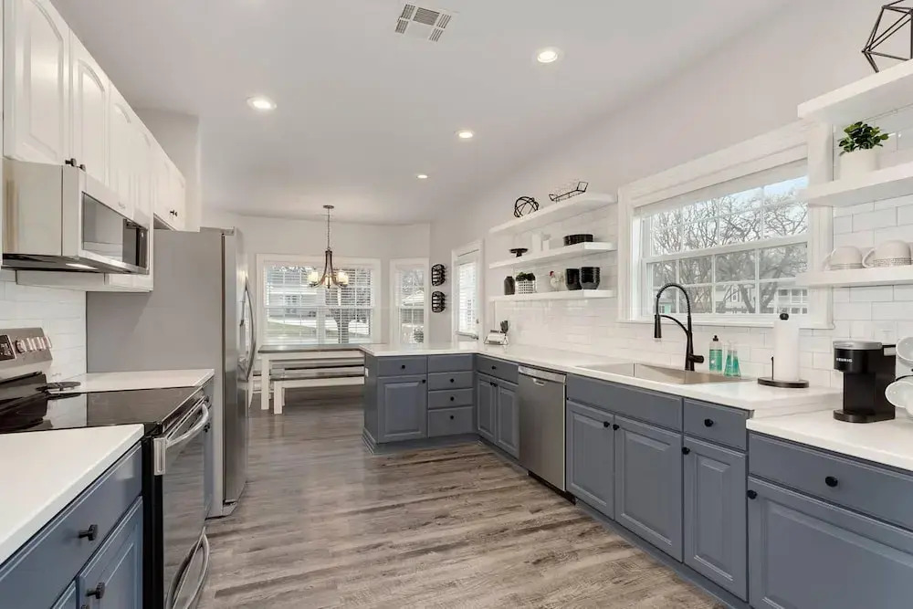 Modern Farmhouse - 2 Blocks to Downtown Square!