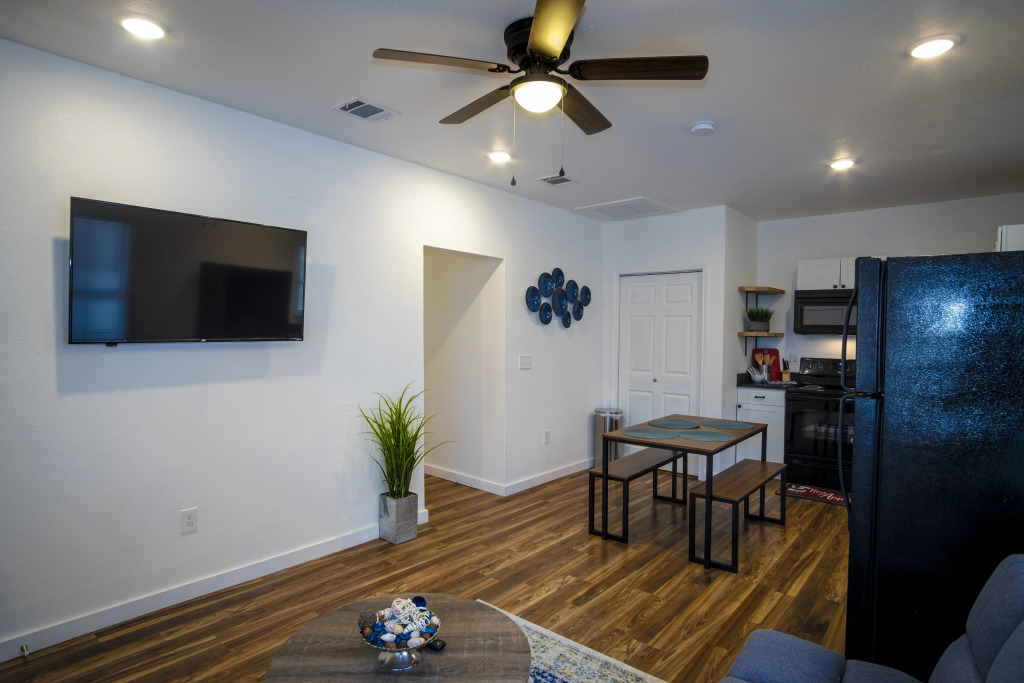 Downtown View Cozy 2br/1ba Home Sleeps 8