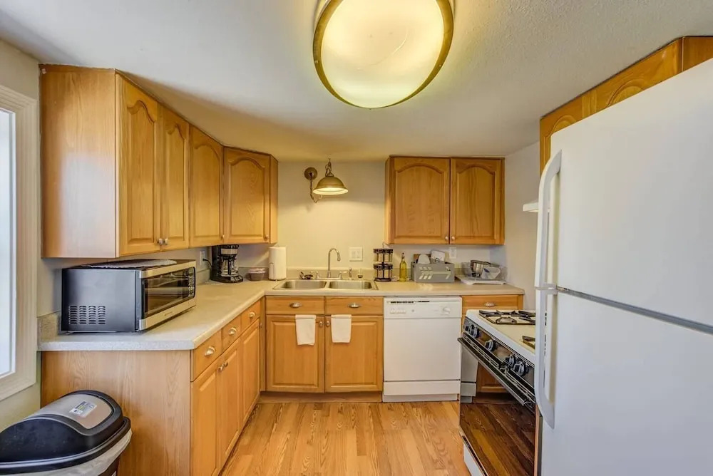 2 Bedroom near Parks, A Lake, Downtown
