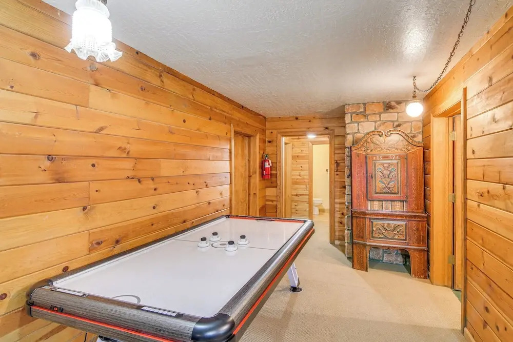 Game Room & Hot Tub: Serene Grand Mountain Chalet!