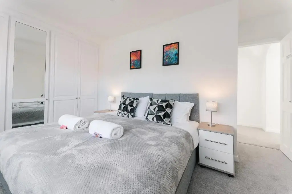 The White House - Grand & Spectacular 5-bed, sleeps 14- Central Solihull, NEC, JLR, HS2, Resorts World, Airport