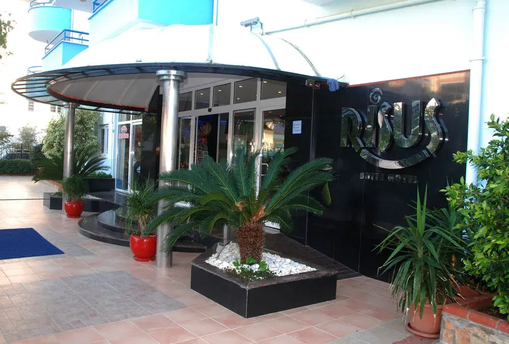 Risus Suit Hotel