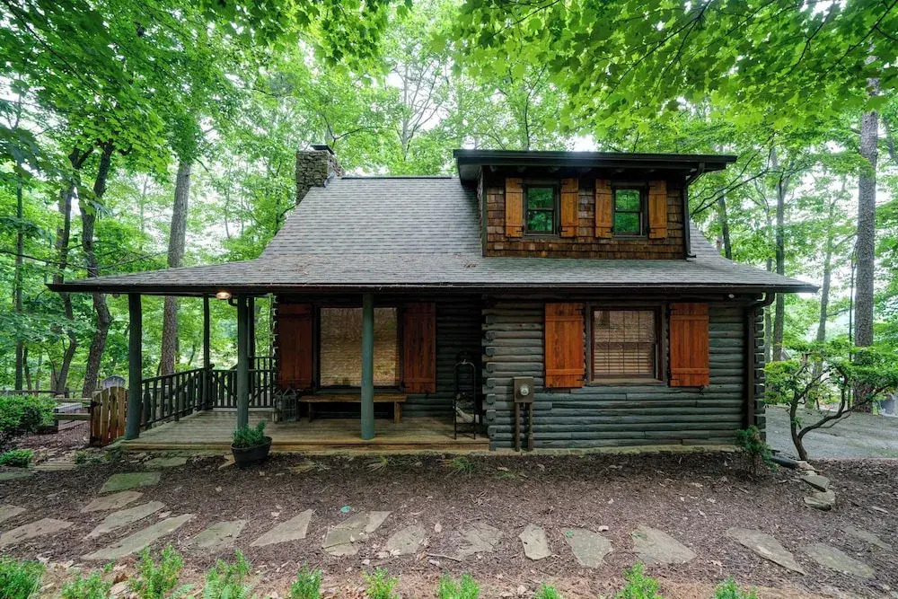 The Guest House Historic Cabin in Big Canoe
