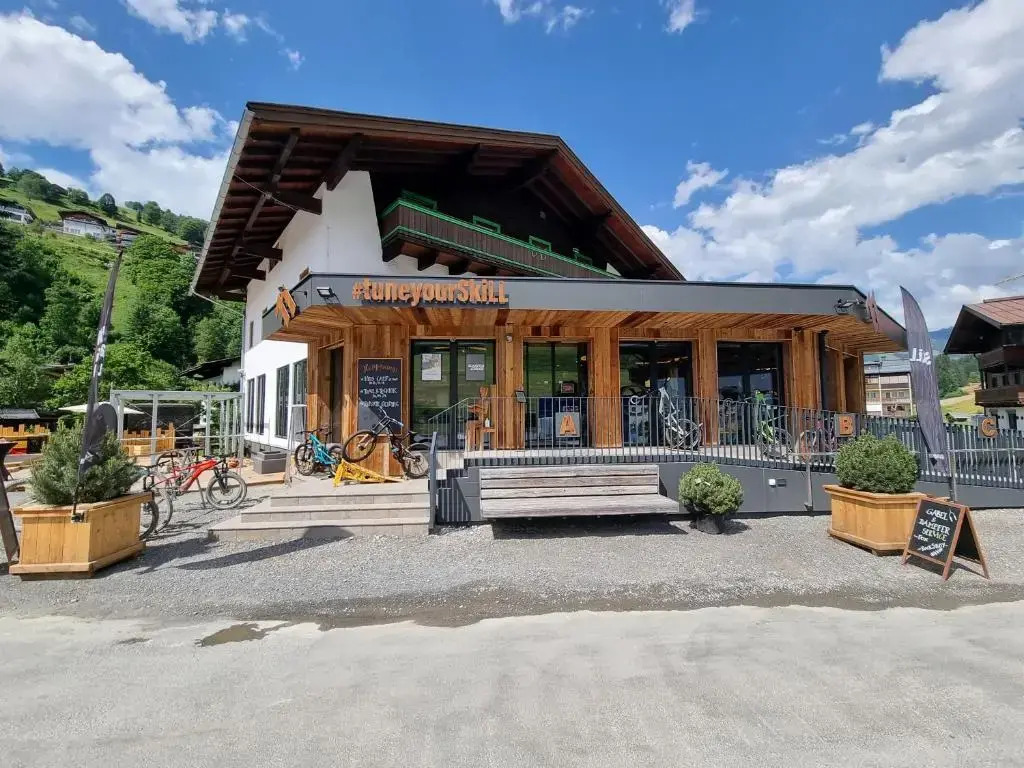 SKILL Mountain Lodge - Ski und Bike Hostel im Sommer mit JOKER CARD
