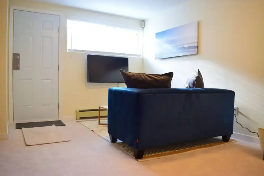 Cosy 2 Bedroom Lower-level Suite