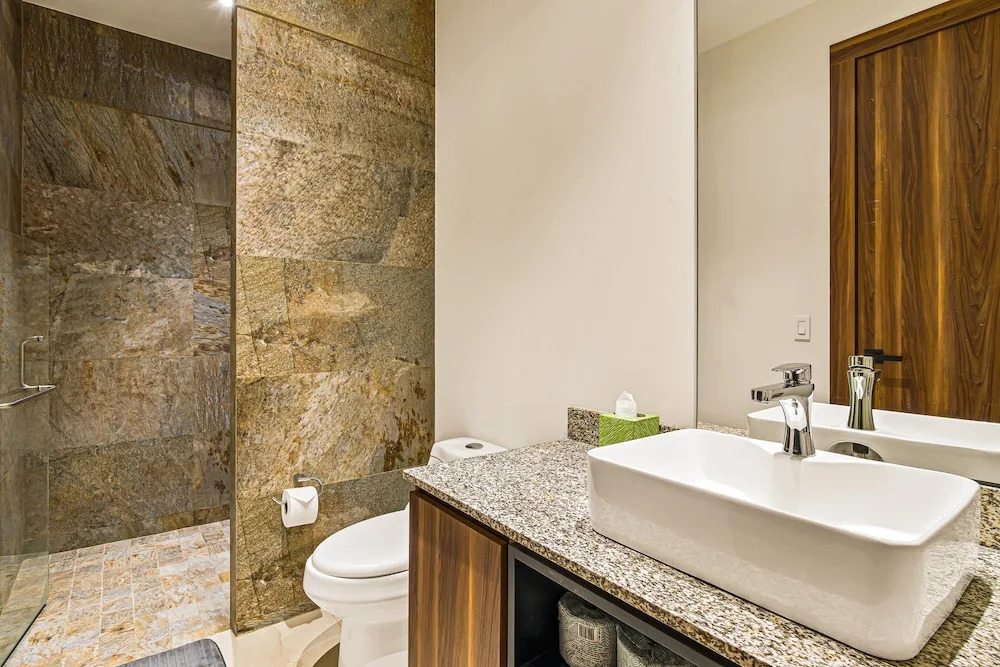 Peaceful Modern Condo With Rooftop Pool, Washer-dryer and Fitness Room