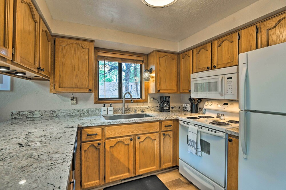1 Mi to Lake: Secluded Cabin w/ Deck in Munds Park