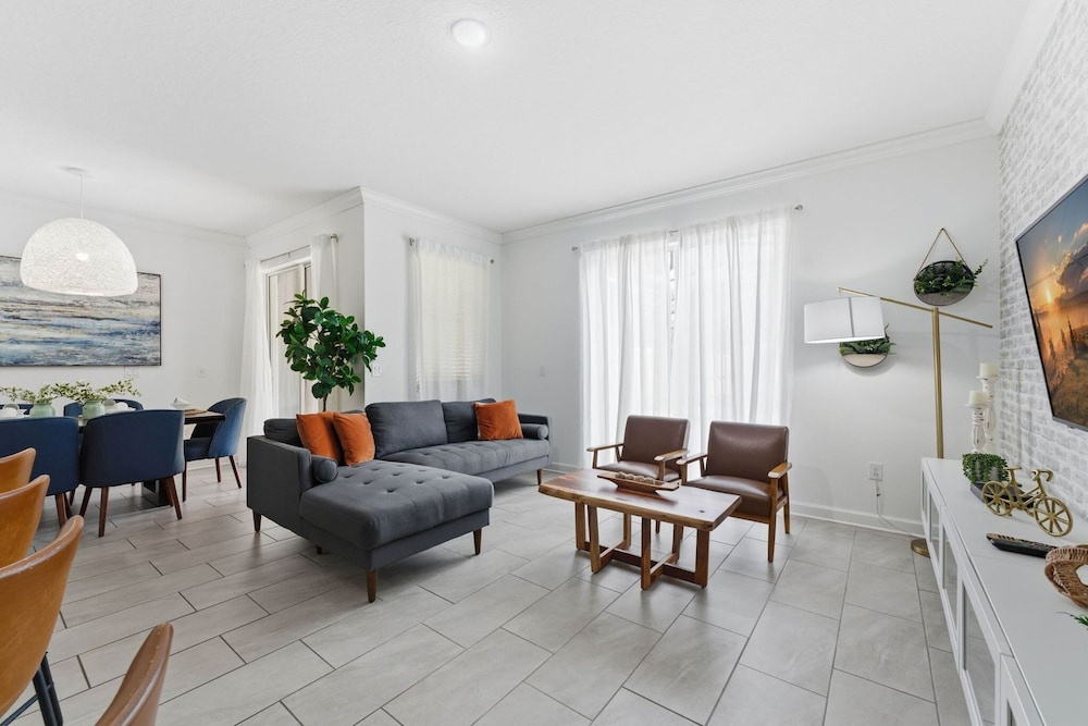 4BR Townhome w/ Private Pool at Storey Lake