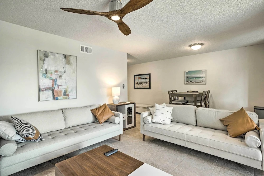 Jupiter Bay Condo w/ Pool < Half Mile to Beach!