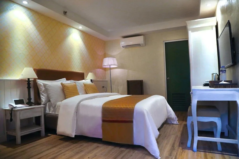 Sola Hotel & Sola Bed and Breakfast