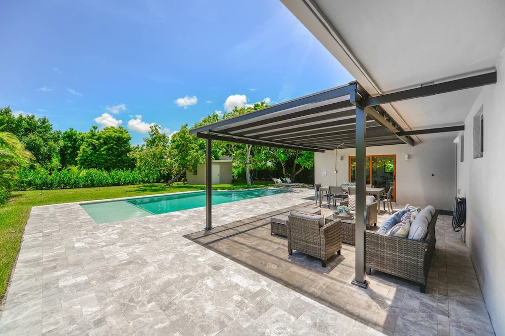 Awesome House with pool Westchester