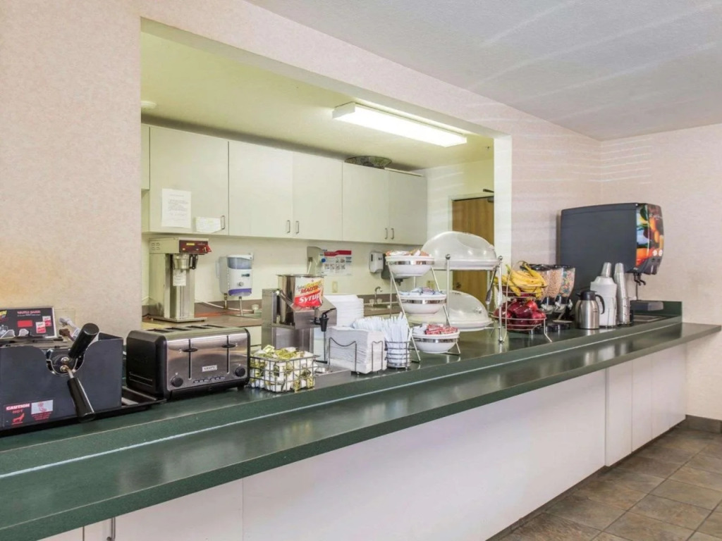 Econo Lodge North Academy