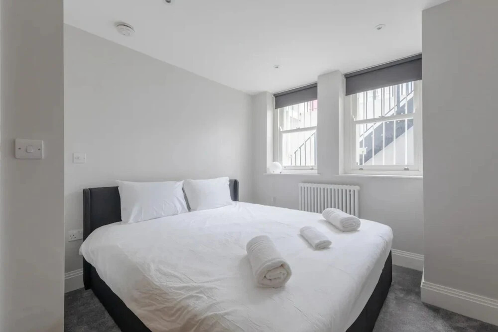 Chic & Spacious 2BD Flat -2 Mins to Baron's Court