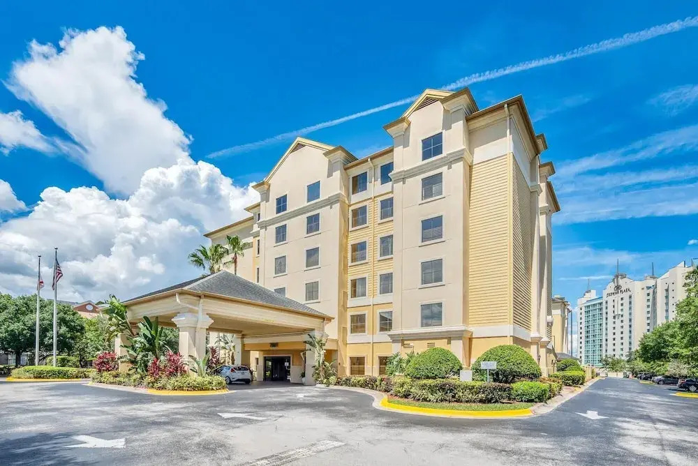 Near Disney - 1BR Executive Suite With King Bed - Pool and Hot Tub