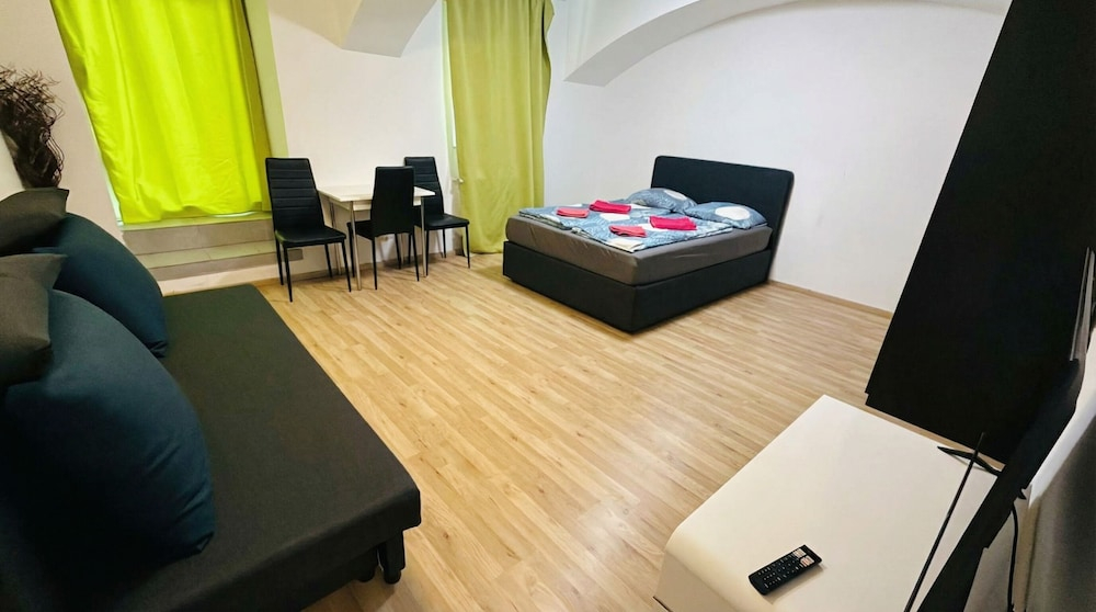 Beautiful 1BR Apartment Near Prater Park