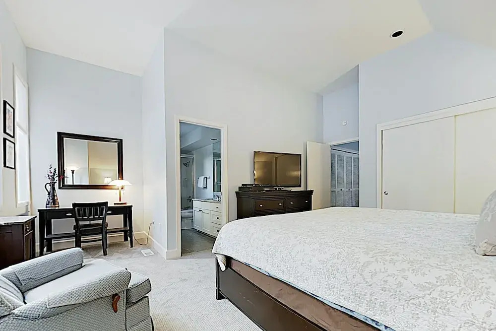 New Listing! Modern Eaglewood Townhome W/ Hot Tub 3 Bedroom Townhouse