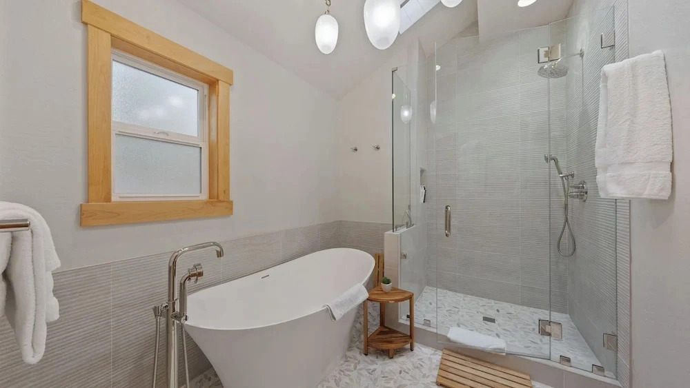 Near Ski Resorts, Downtown Truckee, & Donner Lake Basque Lodge by Avantstay