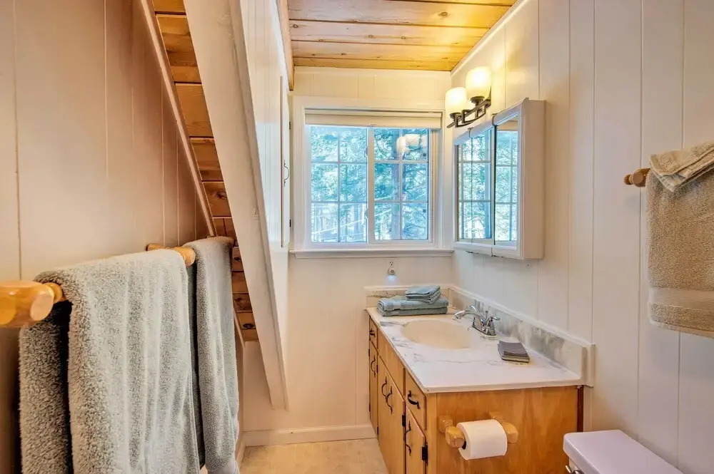 South Lake Tahoe Home w/ Deck & Mountain View!