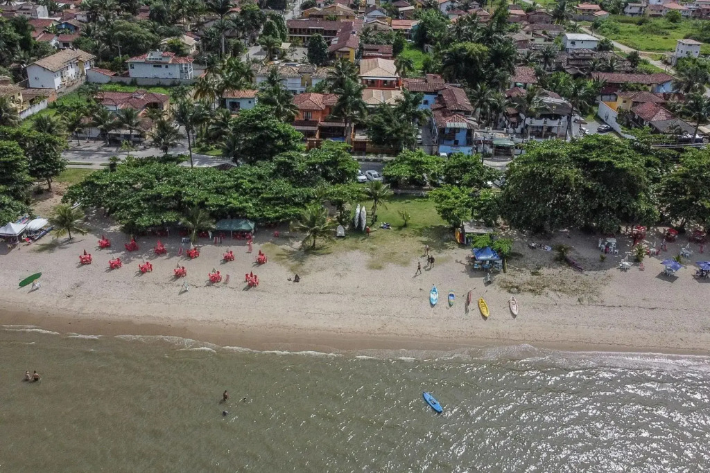 Sapeca - Novo Flat c/ piscina, 50mts da praia, churrasqueira privativa, ar con, wi-fi, netflix. 4pessoas, garagem