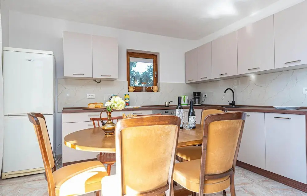 Nice Apartment in Brodarica With 3 Bedrooms and Wifi