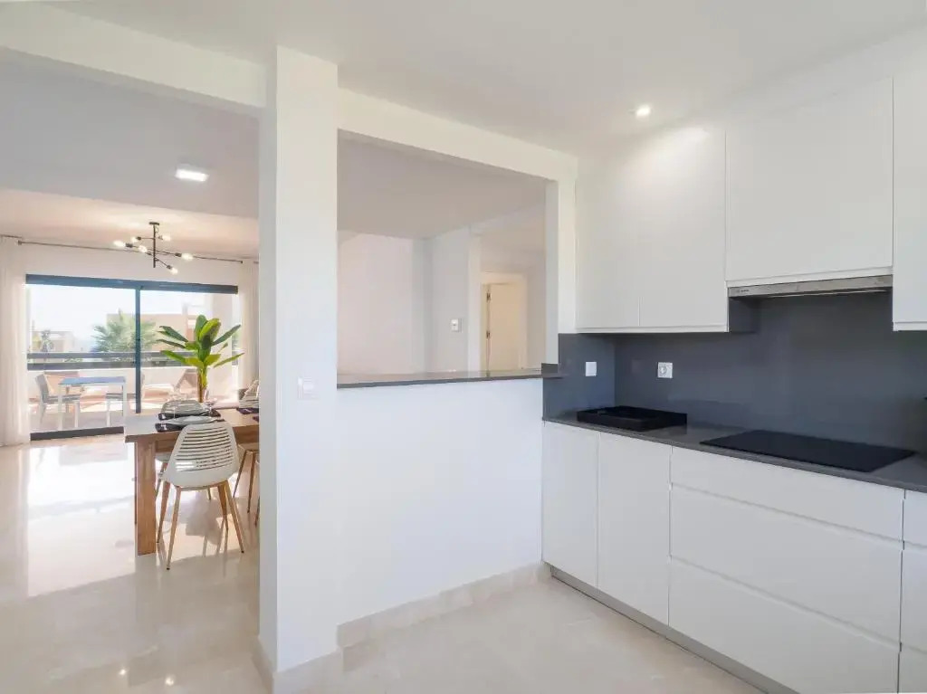 2306 - Brand new apt, walking distance to beach!