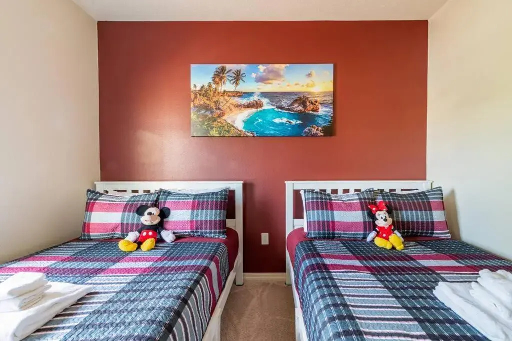 Super Comfy and Spacious 3 Bedroom 10 minutes from Disney, with major shopping 4 minutes away