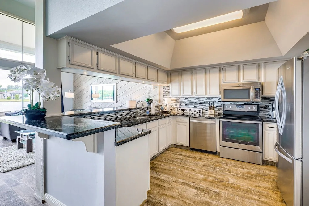 Beautiful Waterfront Condo on Lake Conroe w/ Dock