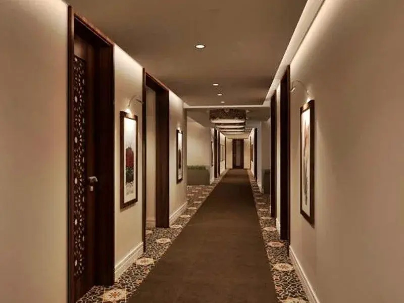 Royal Hotel & Suites
