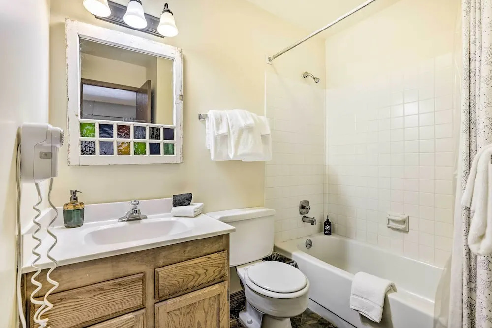 Winter Park Condo w/ Hot Tub, 3 Mi to Slopes!