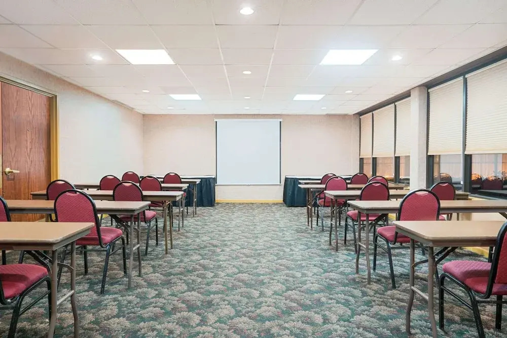 Ramada Plymouth Hotel And Conference Center