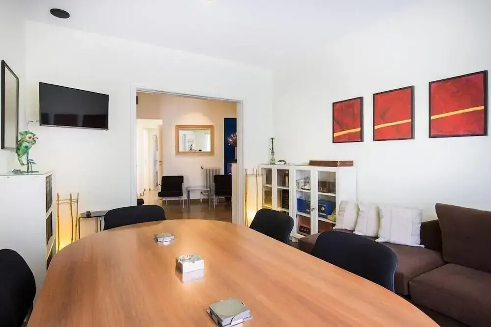 Central apartment with 5 bedrooms near the metro