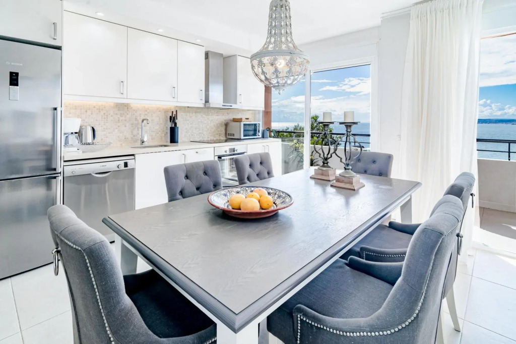 CP - Modern Beachside Apartment in Estepona