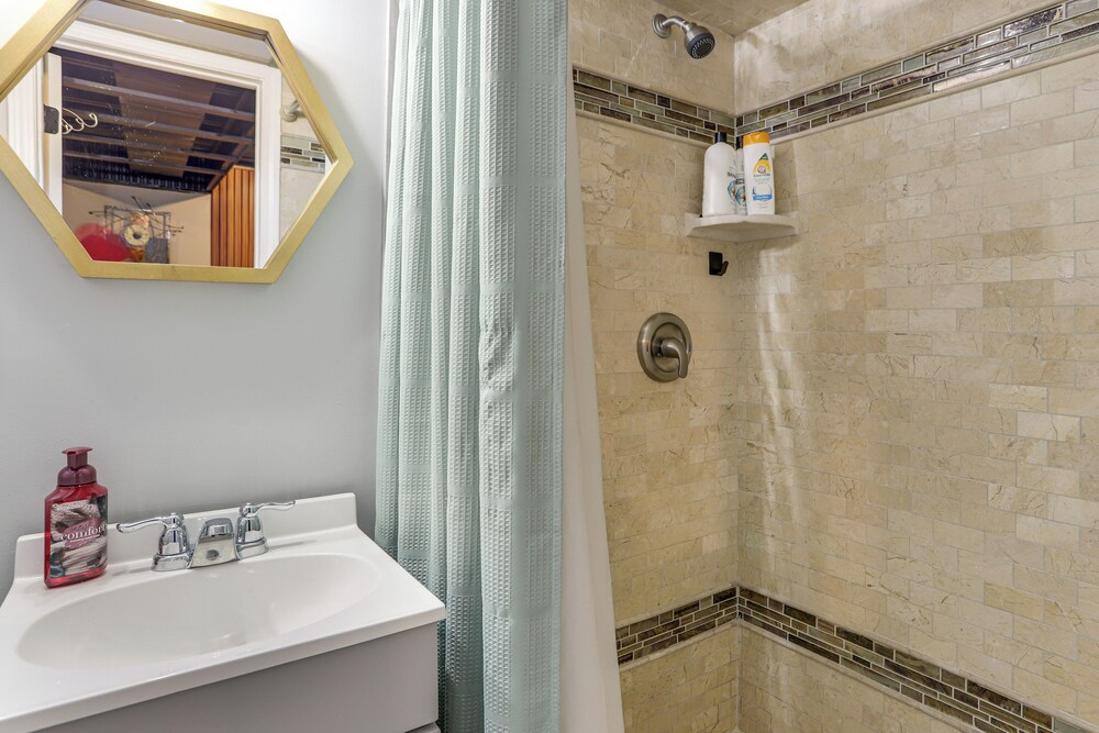 6 Mi to Dtwn Toledo! Family-friendly Haven w/ Deck