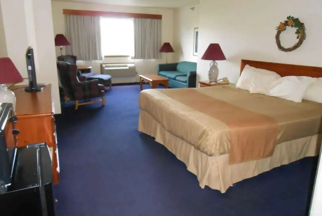Days Inn & Suites by Wyndham Williamsburg IA North
