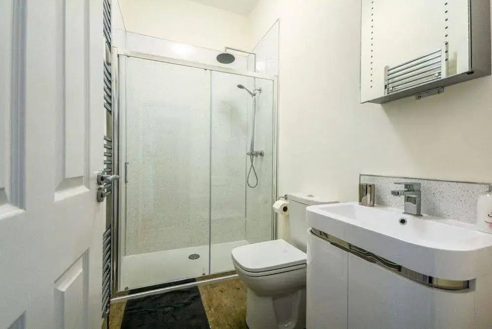 Flat 2 Bluebridge Court - Cliffords Reach