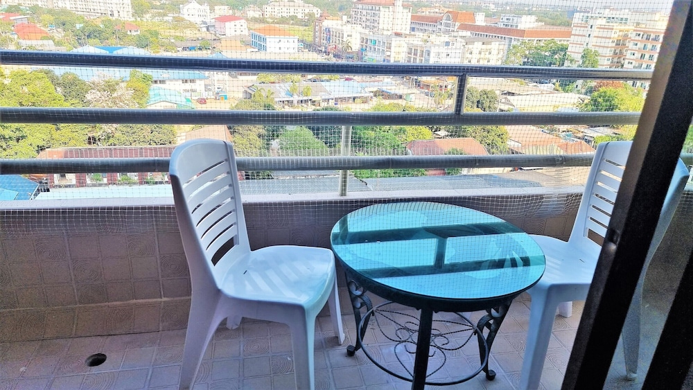 Spacious 2-bedroom Family Condo With Pool View 10th Floor, Angket Hip Residenc