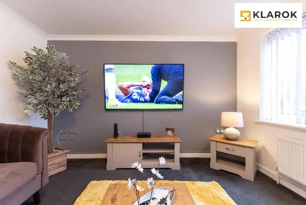LARGE 4bed with BT Sports inc FREE parking by Klarok Accommodation Ltd