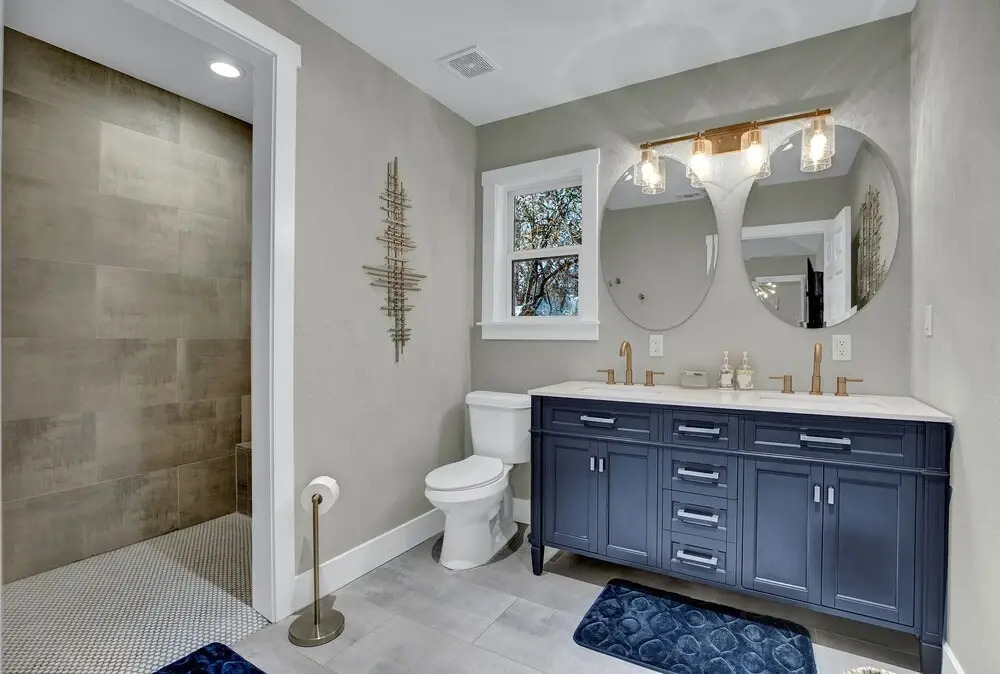 Luxury Home 1 Block To Main W/hot-tub