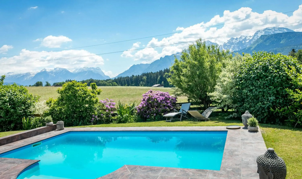 Chalet Green Pastures, romantic country side farm with pool near Salzburg