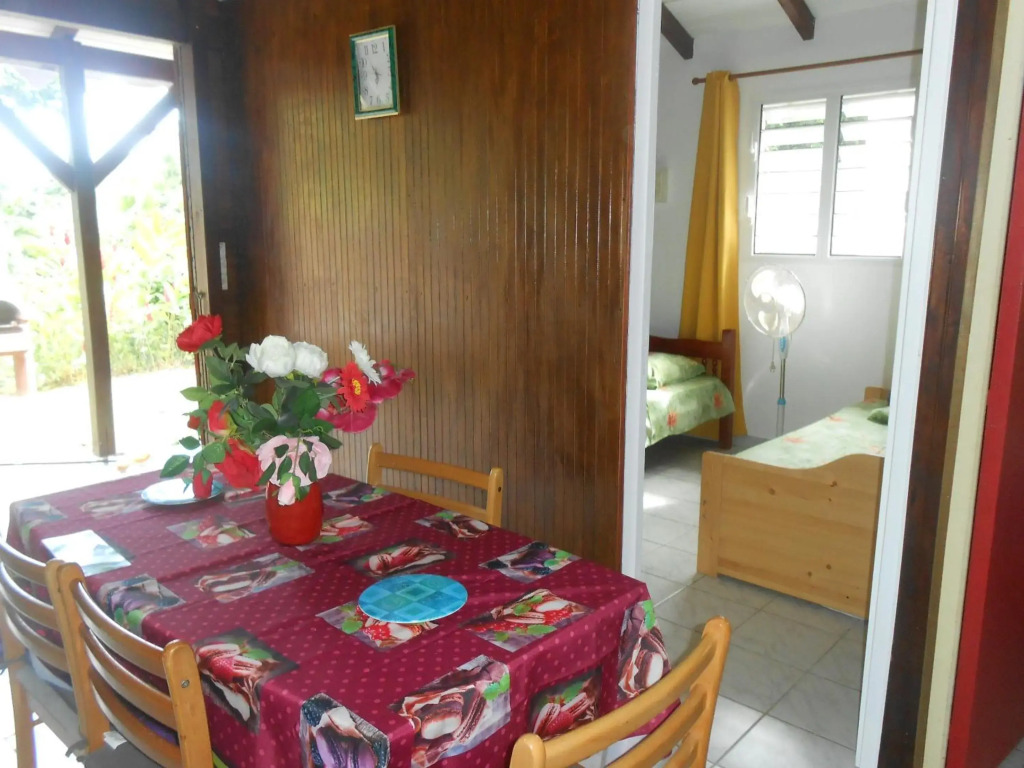 Bungalow de 2 chambres avec vue sur la mer jardin clos et wifi a Deshaies a 2 km de la plage