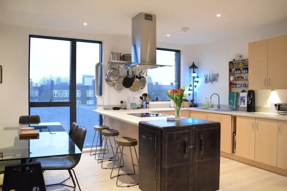 Spacious Greenwich Flat